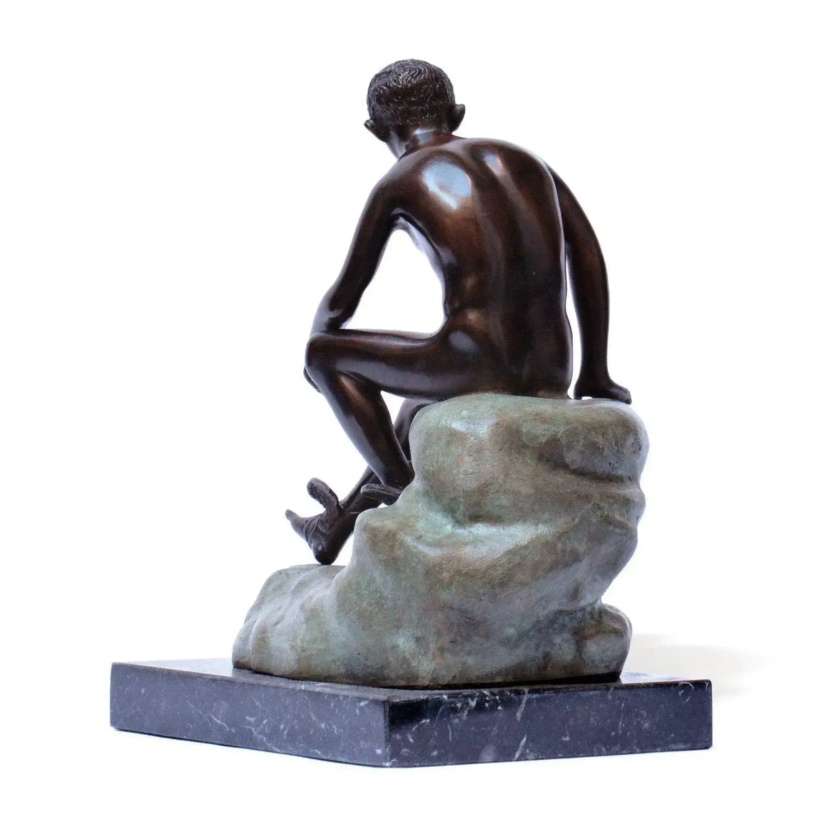 Hermes a riposo in bronzo scuro, statua decorativa fotografata posteriormente con figura seduta su roccia, sandali alati e base in marmo.