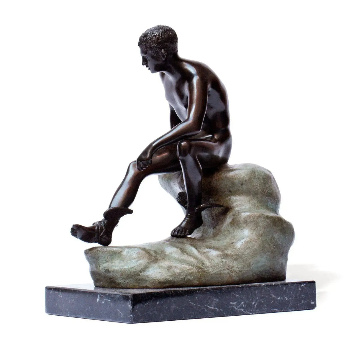 Hermes a riposo in bronzo scuro, statua decorativa fotografata di tre quarti con figura seduta su roccia, sandali alati e base in marmo.