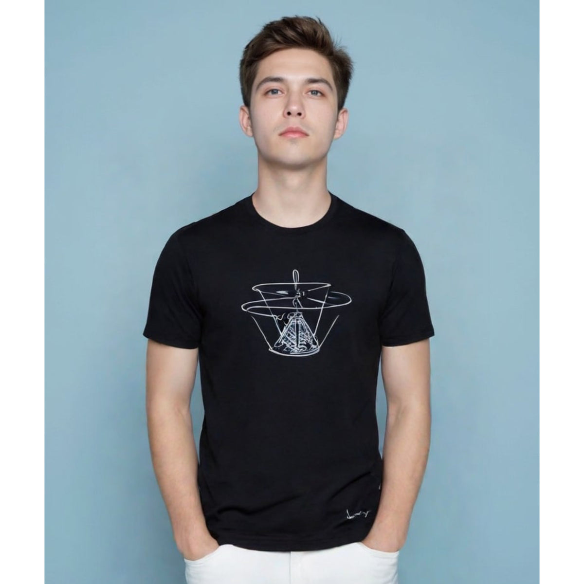 Camiseta negra con diseño de la Máquina Voladora de Da Vinci.