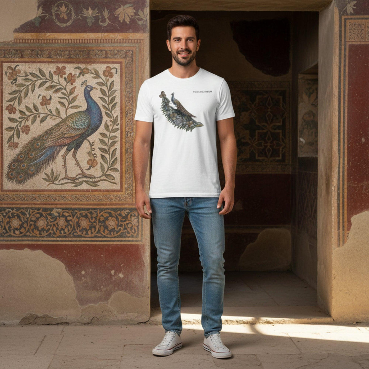 Uomo con maglietta bianca Pavone Herculaneum accanto a una parete decorata con un pavone