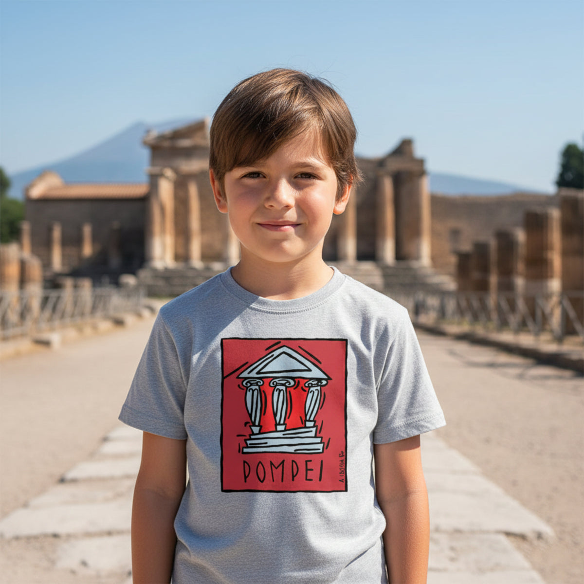 Bambino con maglietta grigia e stampa rossa del tempio ionico di Pompei, all’aperto