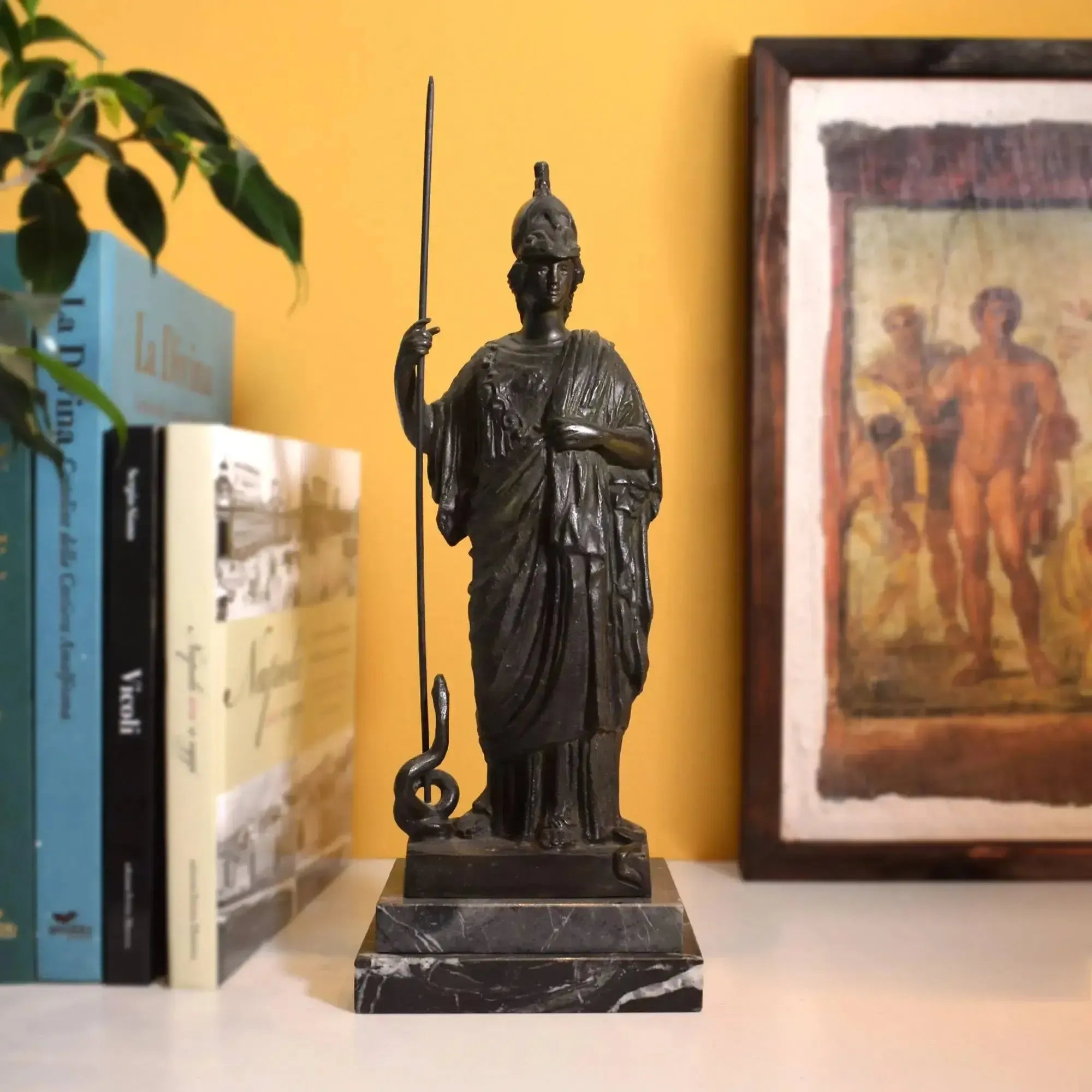 Vue de face de la statue en bronze de Minerve, déesse romaine