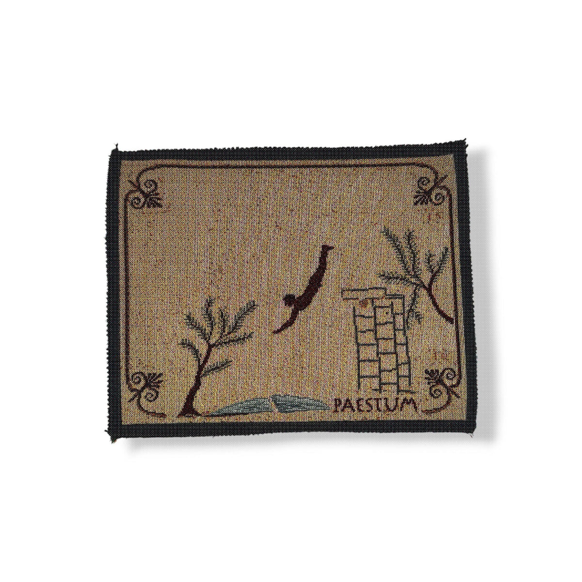 Mouse pad in tessuto jacquard con Tuffatore e scritta Paestum, su fondo bianco