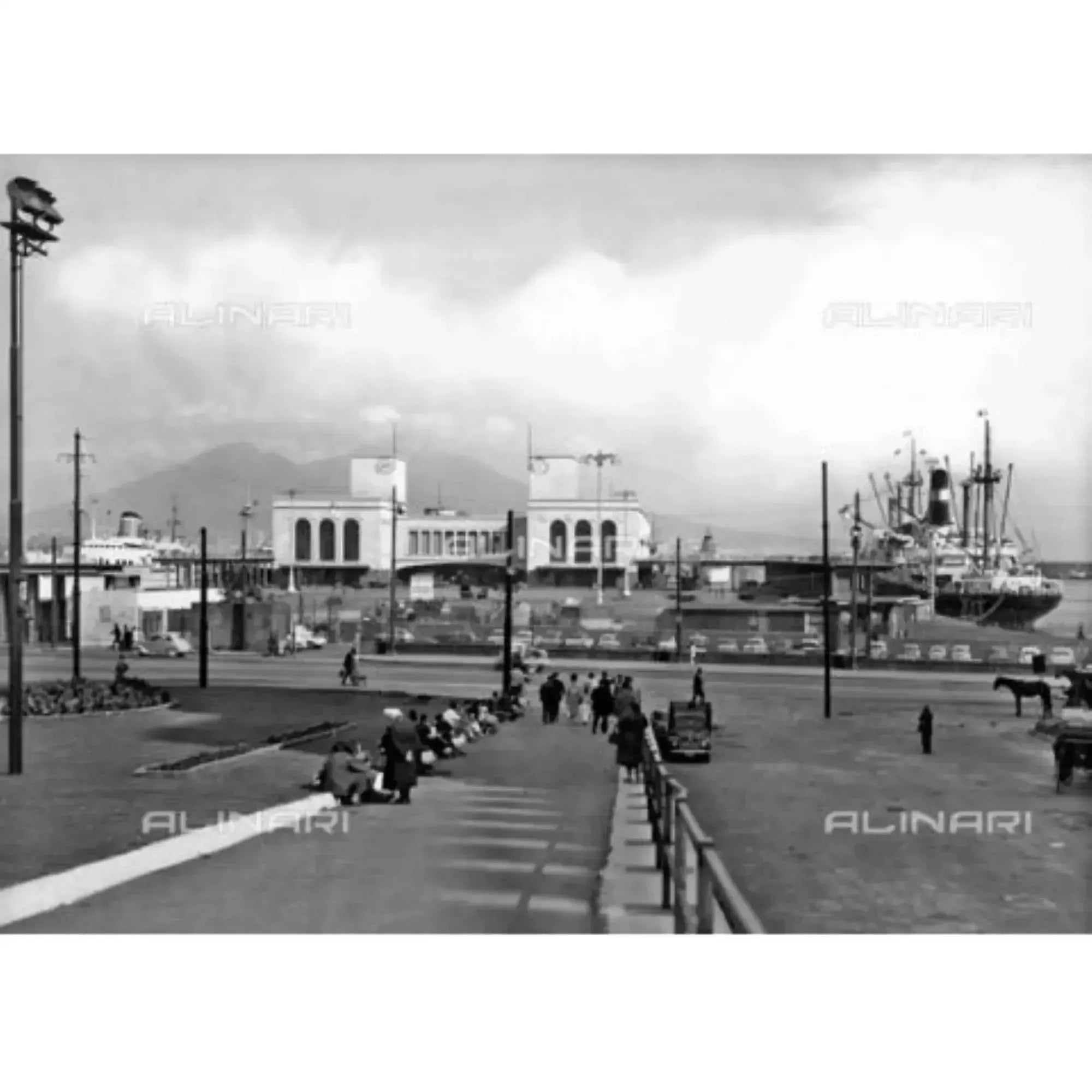 La gare maritime de Naples, photographie imprimée de l'original des Frères Alinari.