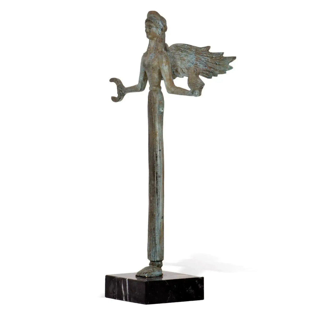 Vittoria alata in bronzo con patina verde, statua decorativa fotografata lateralmente con figura femminile stilizzata, ali aperte e base in marmo nero.