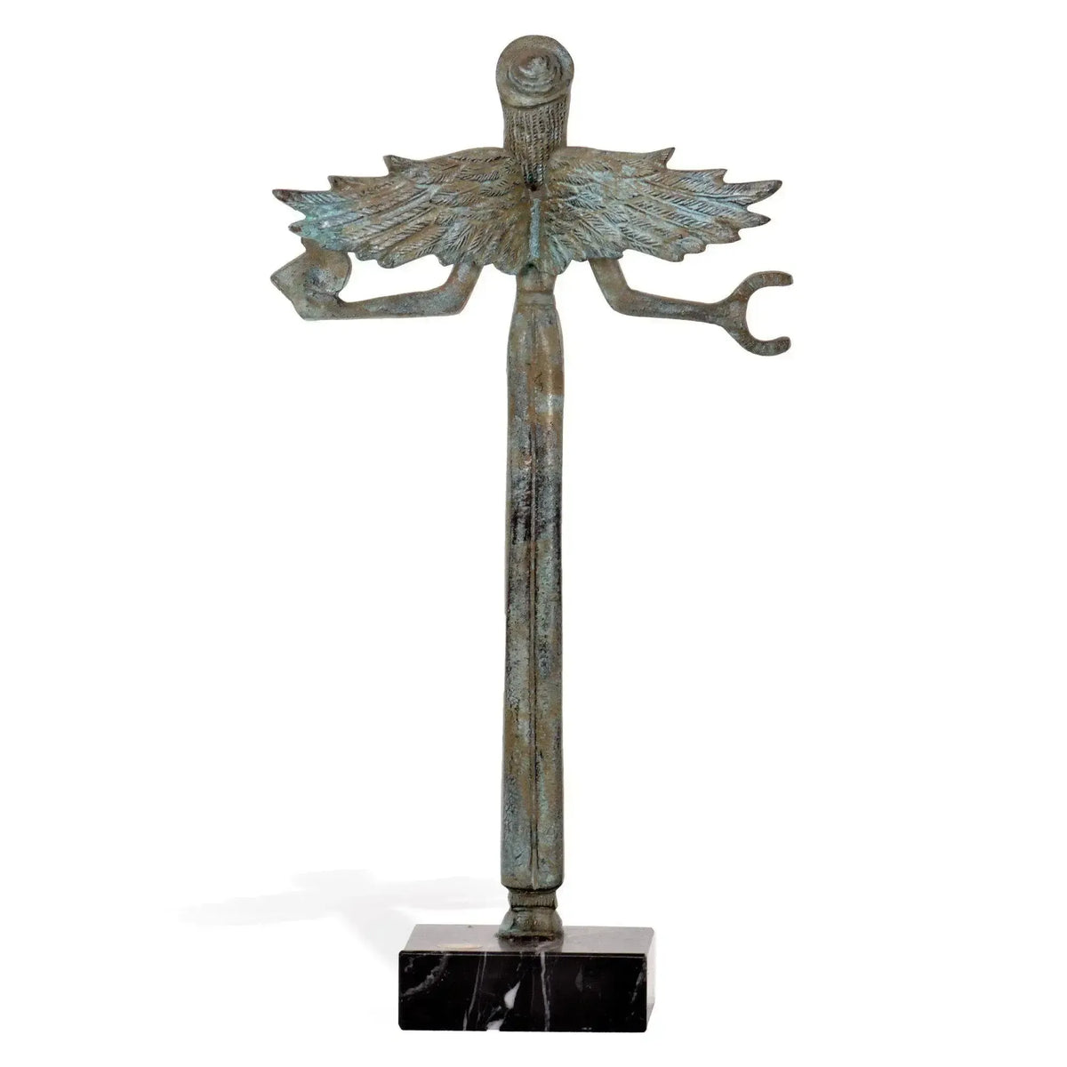 Vittoria alata in bronzo con patina verde, statua decorativa fotografata posteriormente con ali aperte, dettagli incisi e base in marmo nero.