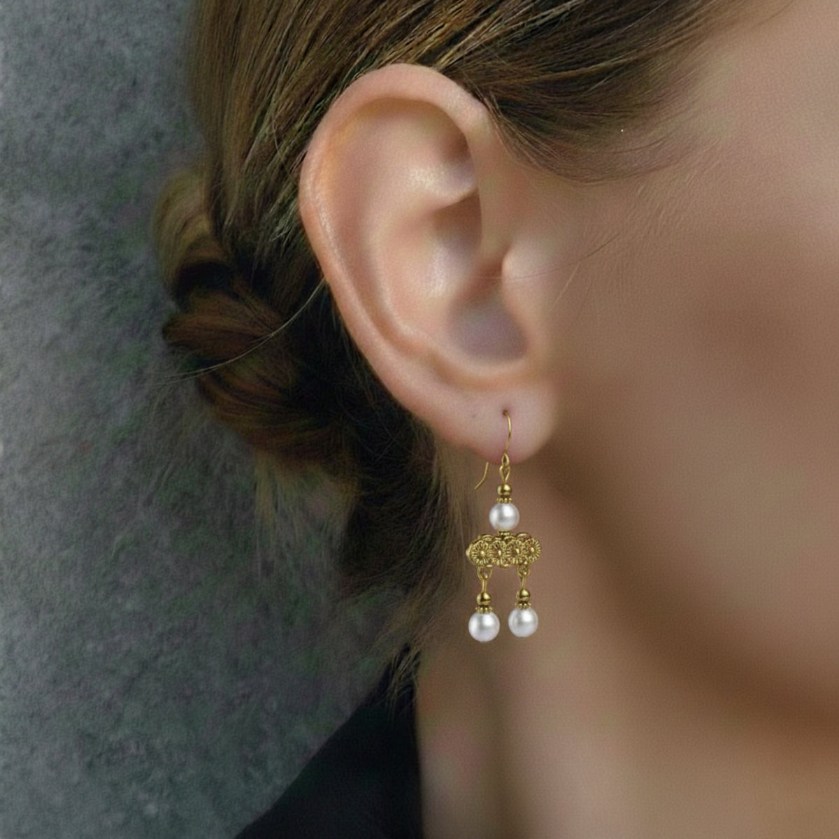 Orecchini Crotalia a due pendenti in argento 925 placcato oro 18K indossati 