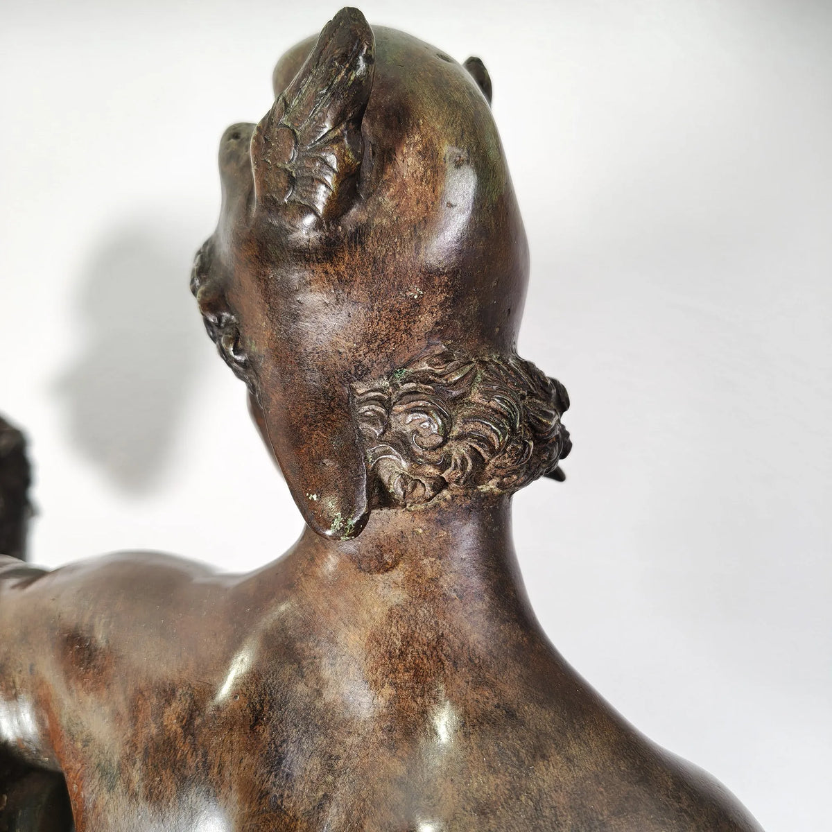Dettaglio del braccio sollevato con la testa di Medusa