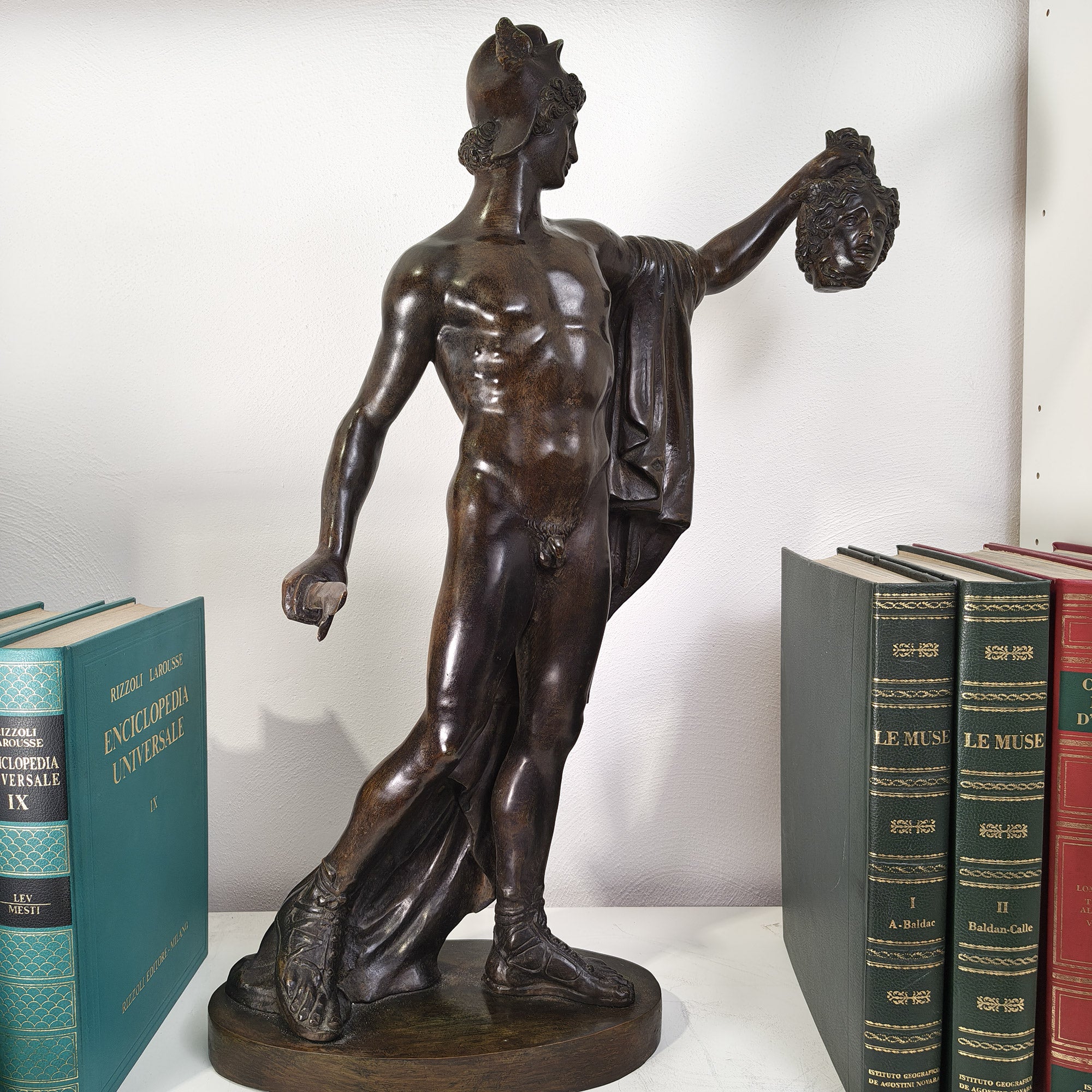 Vista laterale della statua di Perseo con testa di Medusa in bronzo