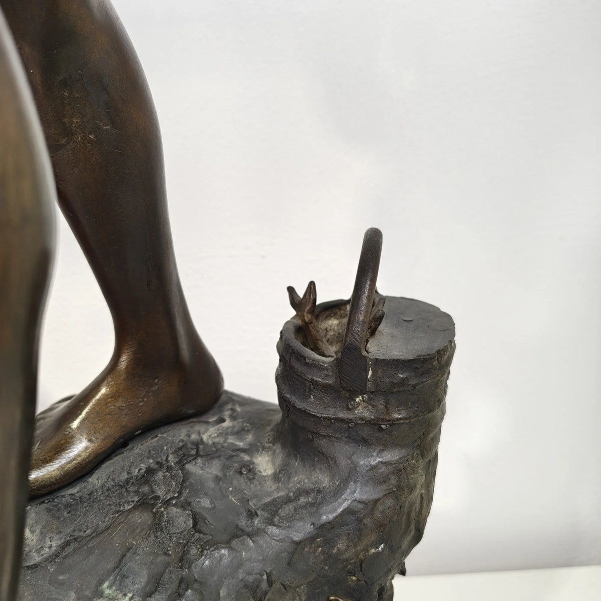 Dettaglio del corpo e del panneggio del Pescatorello in bronzo