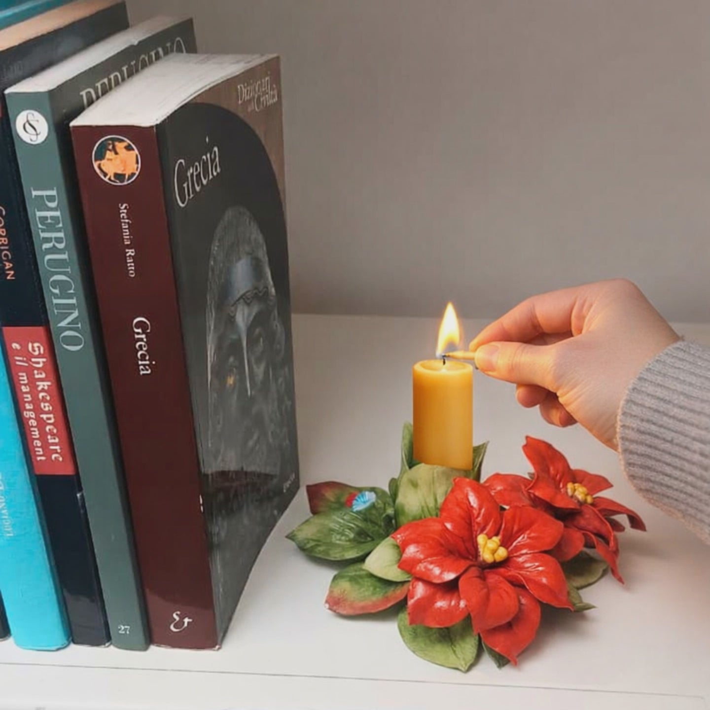 Portacandela in porcellana Capodimonte con fiore stelle.