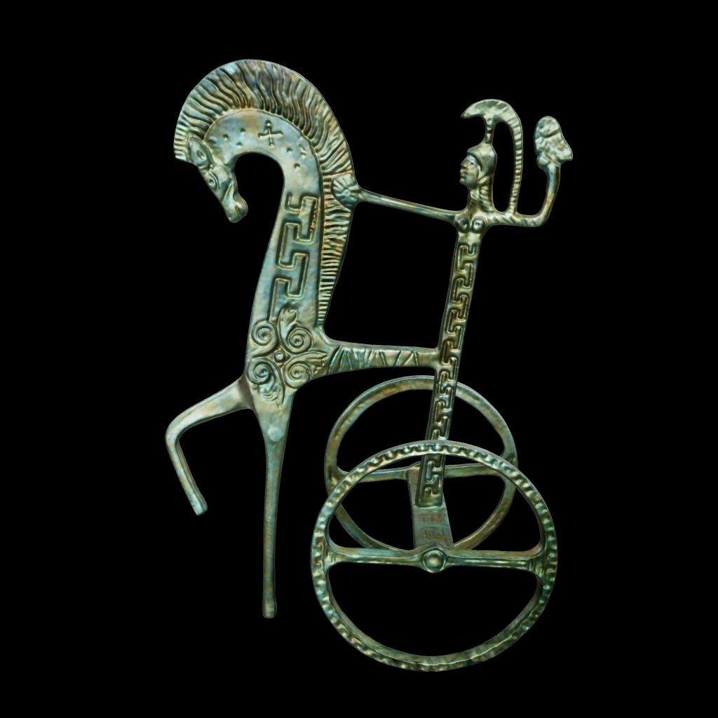 Modello 3D di statuetta in bronzo di biga greca con cavallo stilizzato, ruote decorative e patina verde.