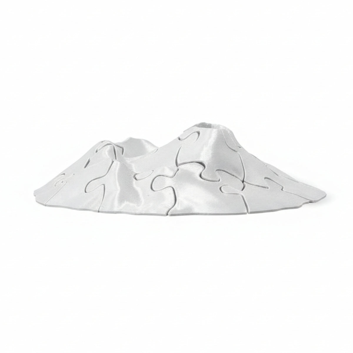 Puzzle tridimensionale del Vesuvio in PLA bianco, con incastri visibili, su fondo bianco.
