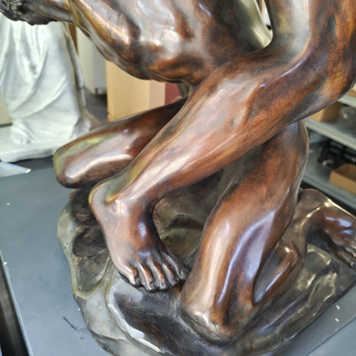 Dettaglio dei corpi intrecciati nella scultura Ratto delle Sabine