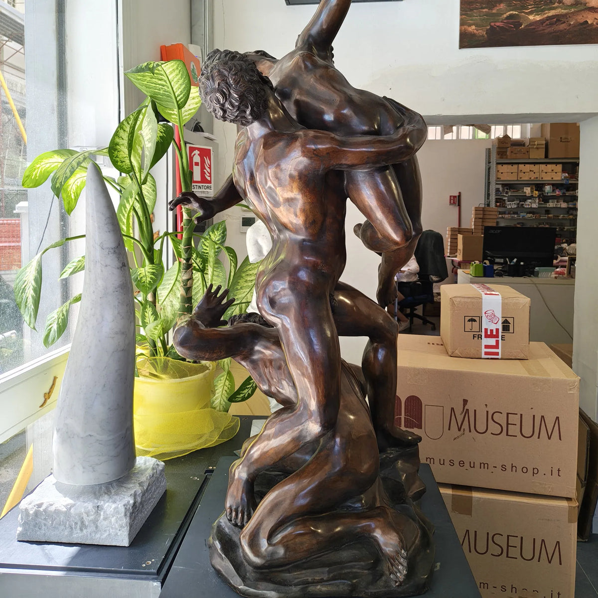 Ratto delle Sabine in bronzo collocato in un ambiente di rappresentanza