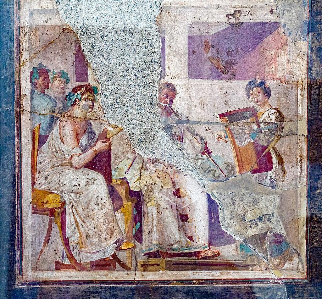 Affresco antico con una donna seduta e altre figure in una scena musicale