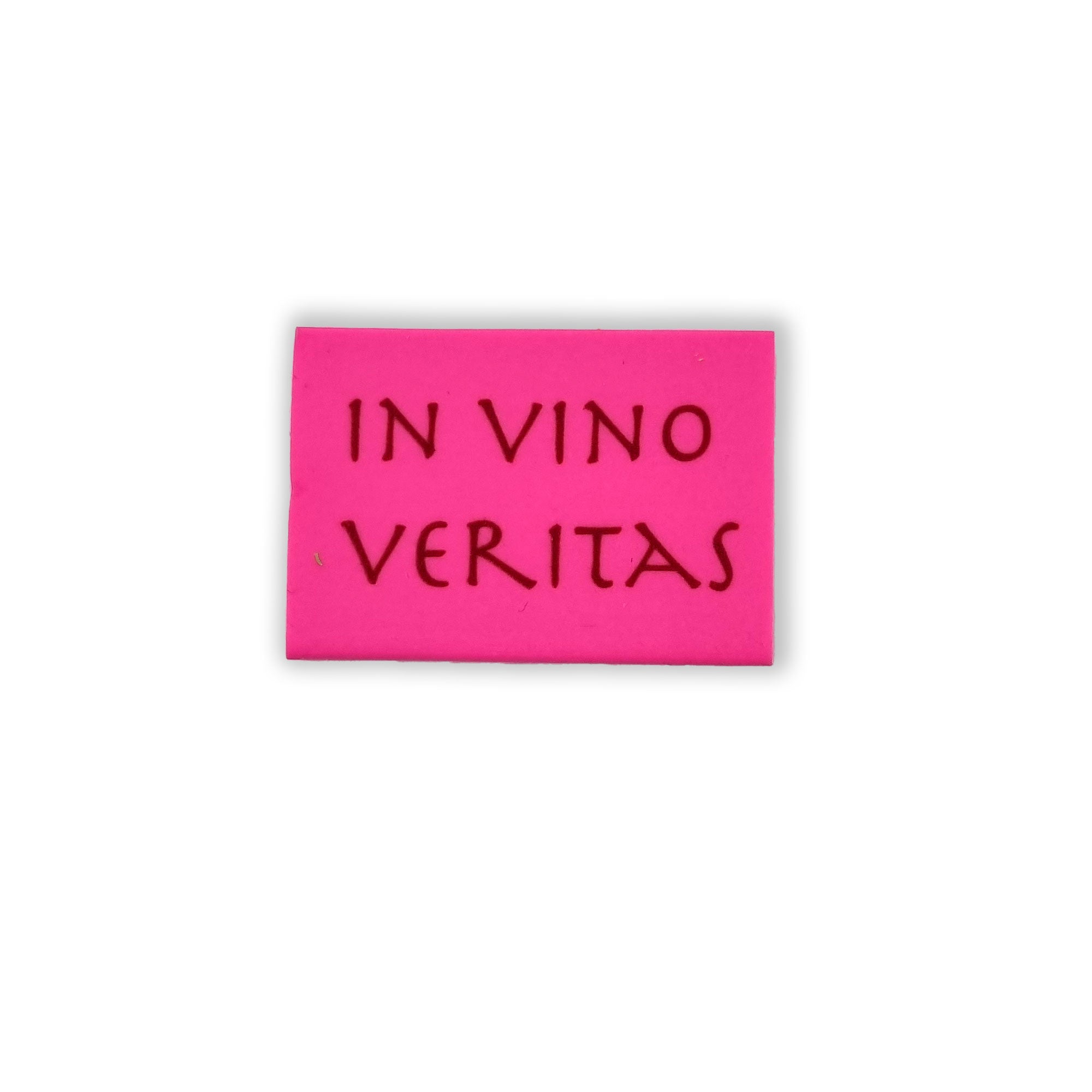 Gomma decorata con la frase “In Vino Veritas” – proverbio latino su verità e convivialità