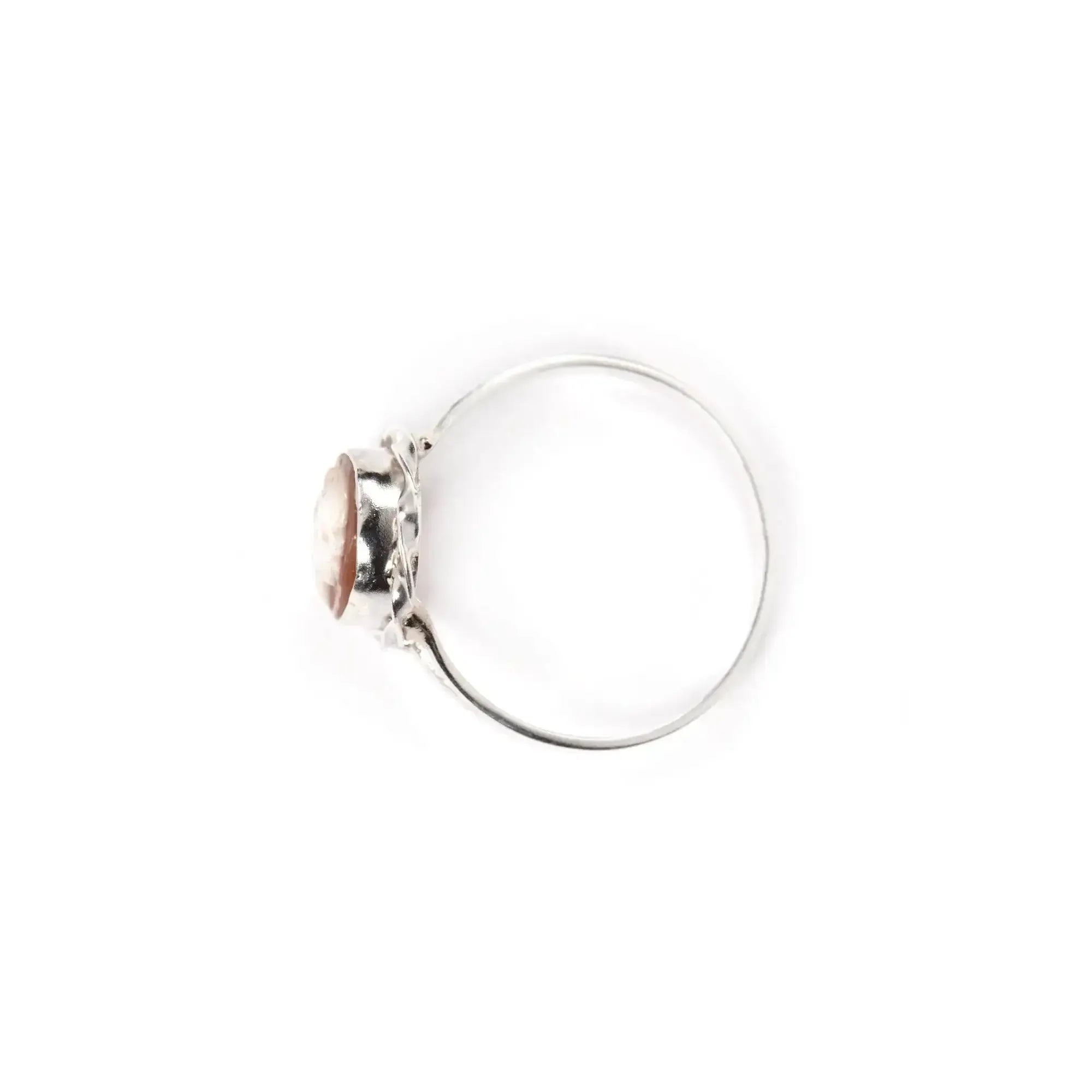 Bague en argent avec camée marron