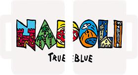Due lati della tazza bianca con scritta Napoli multicolore e testo True Blue