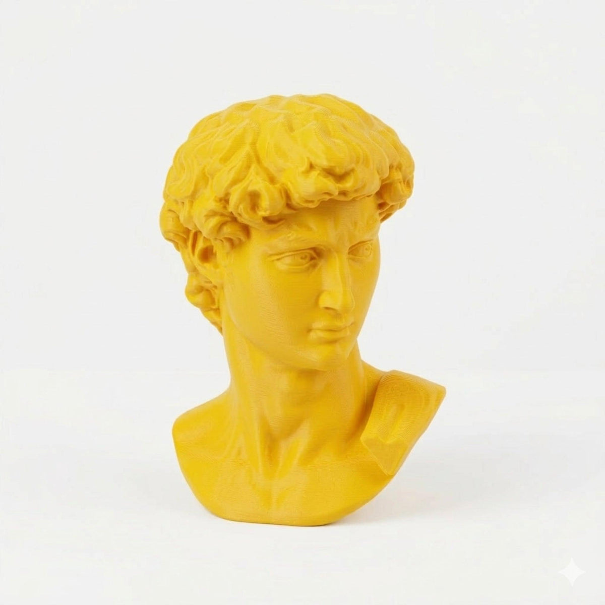 Testa del David di Michelangelo in PLA giallo, vista di tre quarti su fondo bianco.
