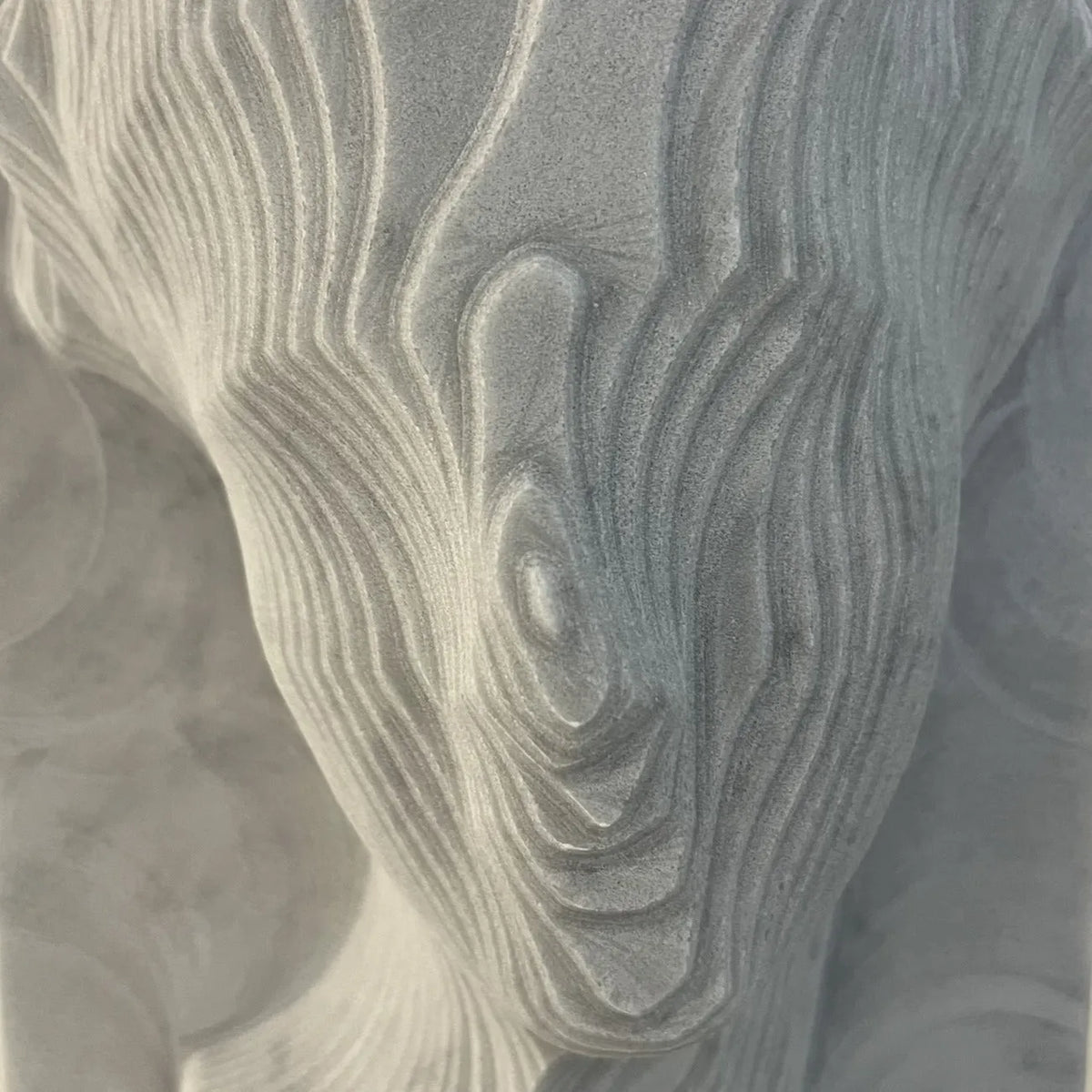 Busto di Thalia, Musa della Commedia, in marmo bianco di Carrara in lavorazione.