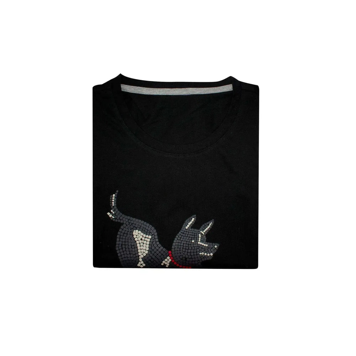 T-shirt uomo nera piegata, con dettaglio della stampa del cane Cave Canem.