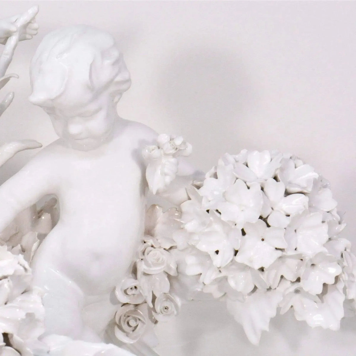 Primo piano di un putto con fiori della vasca in porcellana di Capodimonte
