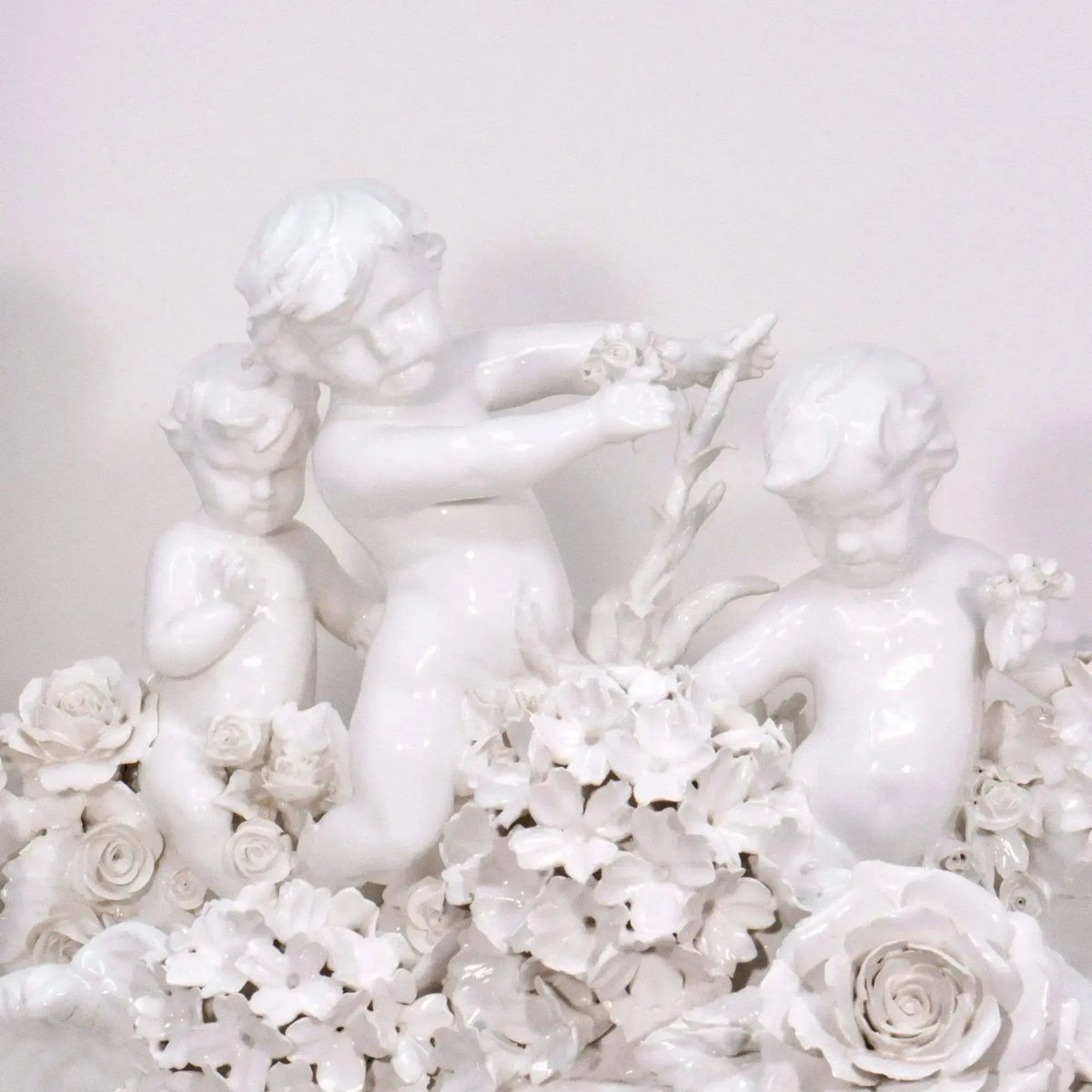Dettaglio dei tre putti e dei fiori della vasca in porcellana di Capodimonte