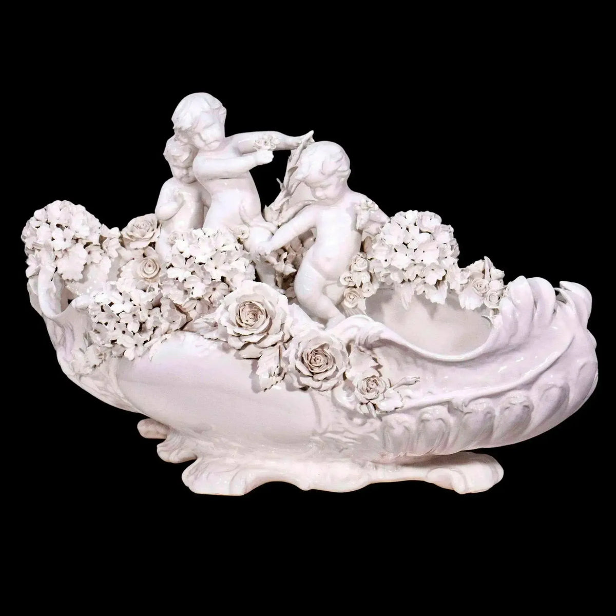 Bañera con Roman Putti en porcelana de Capodimonte sobre fondo negro