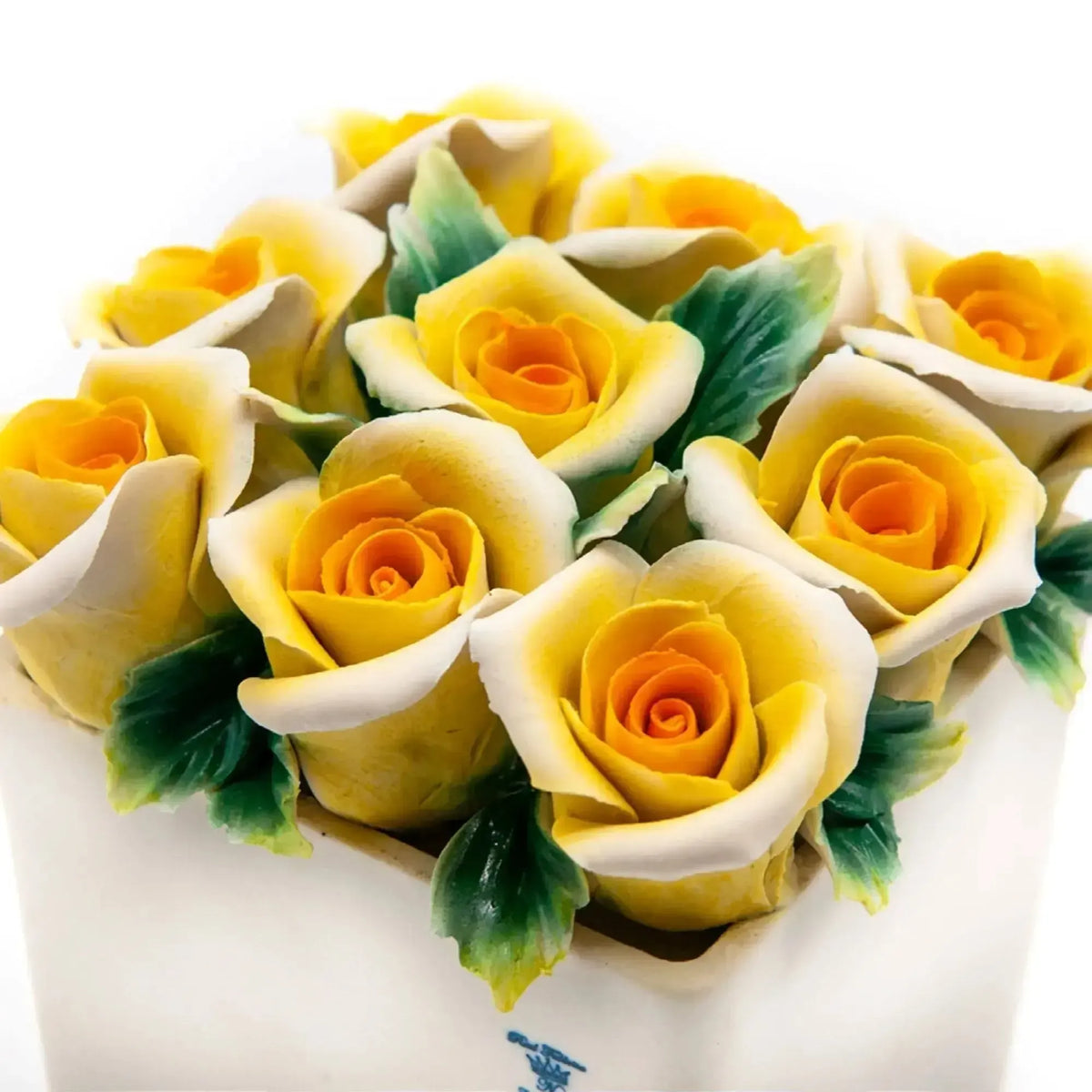 Gros plan sur des roses peintes à la main en porcelaine de Capodimonte