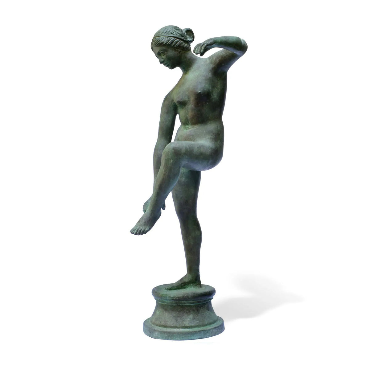 Venere al bagno in bronzo con patina verde, vista a tre quarti su base rotonda e fondo bianco.