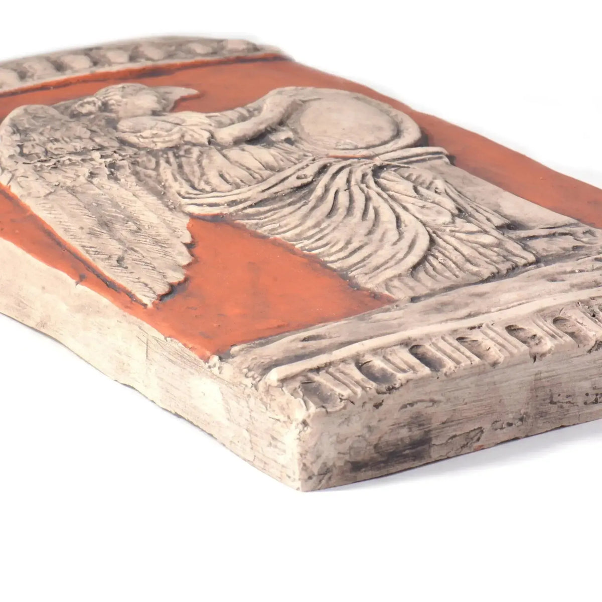 Au premier plan : plaque en terre cuite rouge représentant la déesse ailée de la victoire, Nike, extraite de la colonne Trajane à Rome