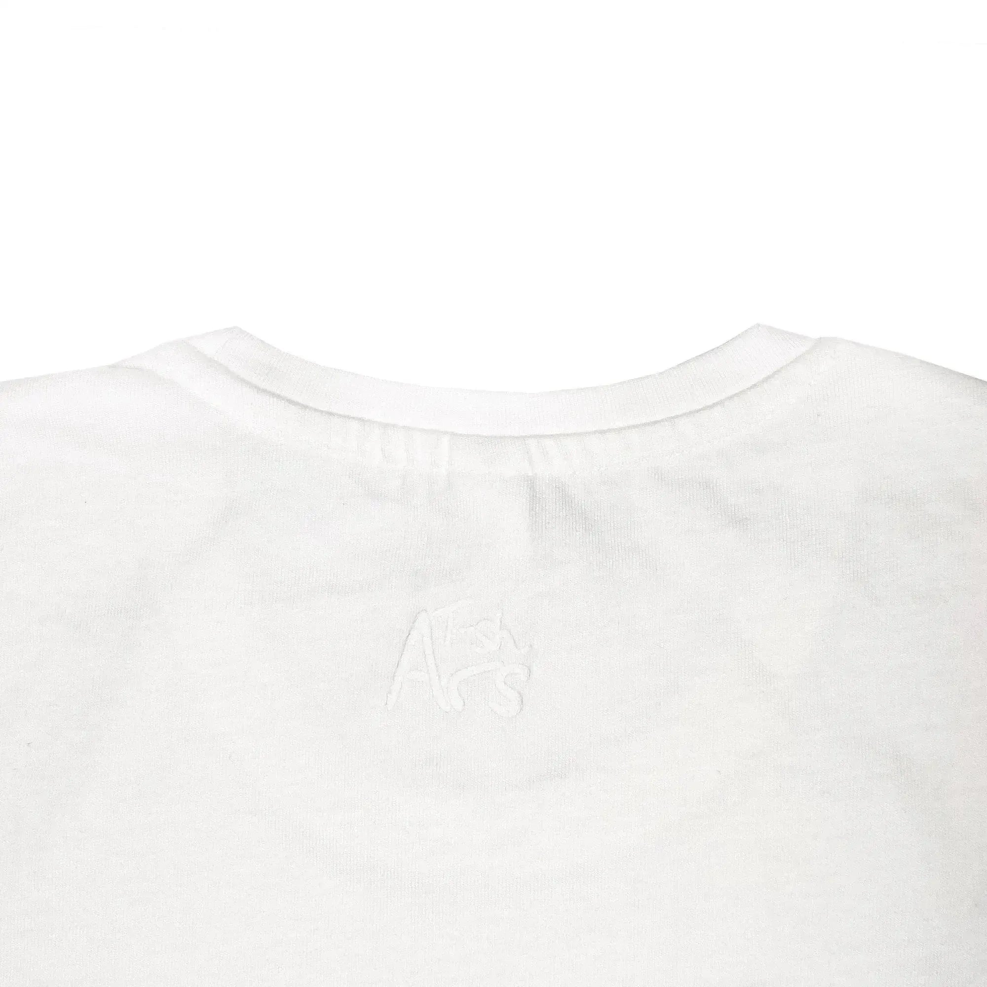 Детали белой футболки с надписью «vortex» (вид сзади).