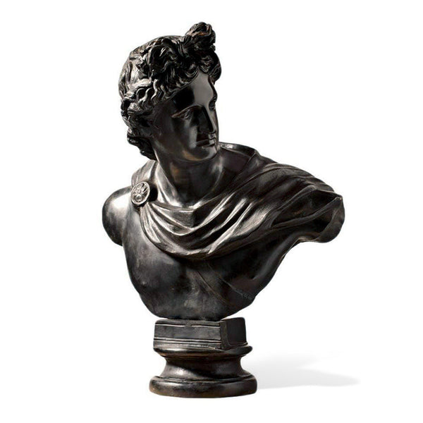 Busto de Apolo en bronce oscuro, copia del original de los Museos Vaticanos, con cabello esculpido, drapeado y base decorativa, fotografiado sobre fondo blanco.
