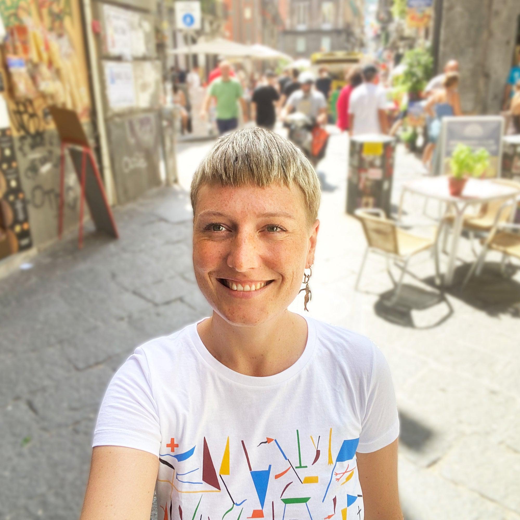 T-Shirt Donna Ispirata all'Arte di Paladino – Stile Unico e Contemporaneo