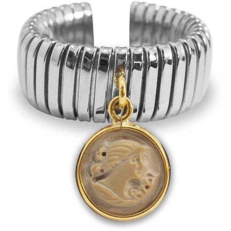 Anello a fascetta con pendente tondo in pietra del Vesuvio e profilo inciso, vista frontale su fondo bianco