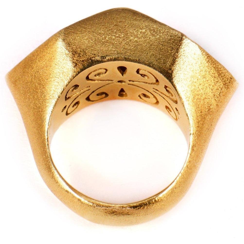 Retro della montatura in oro dell'anello Hibiscus, con decorazioni traforate interne