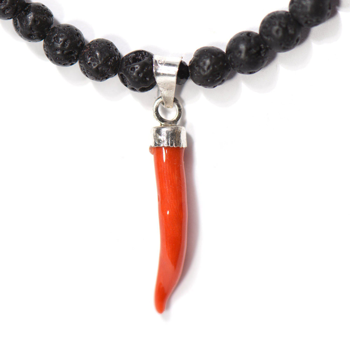 Dettaglio del corno di corallo rosso con montatura in argento e sfere di pietra lavica