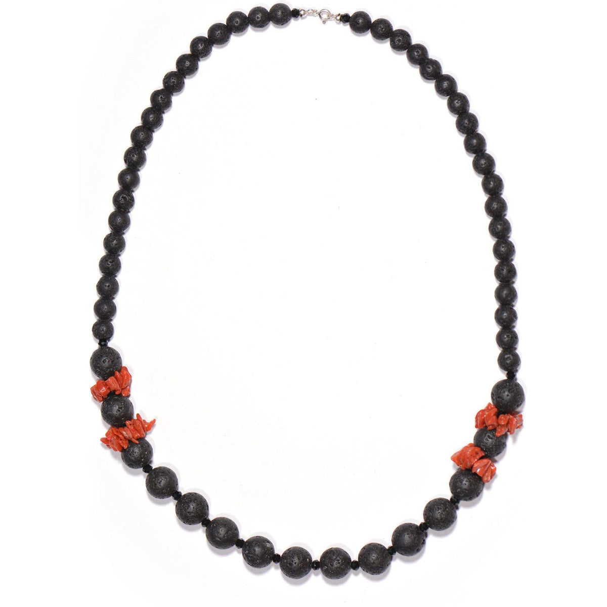 Collana in pietra lavica con gruppi di corallo rosso su fondo bianco