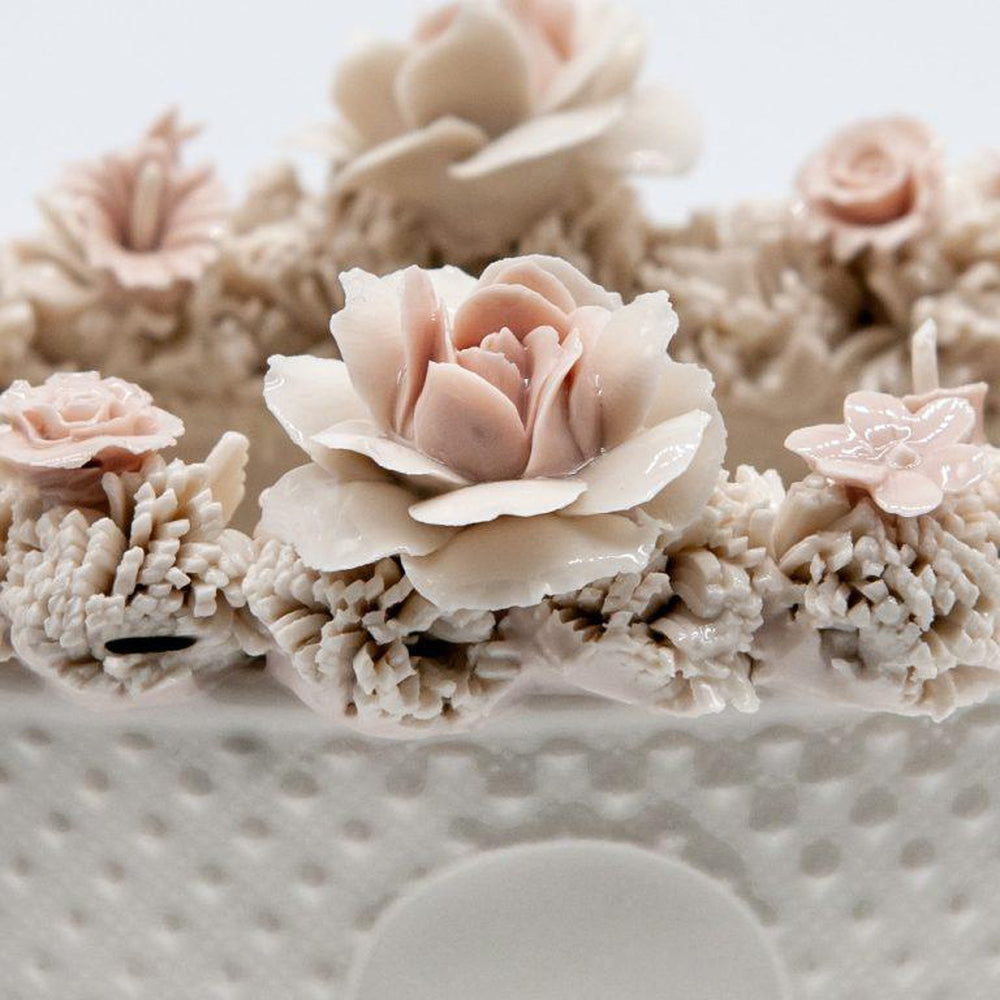 Cup-in-porcelain-of-Capodimonte-with-flowers-and-angels -Museum-shop.it