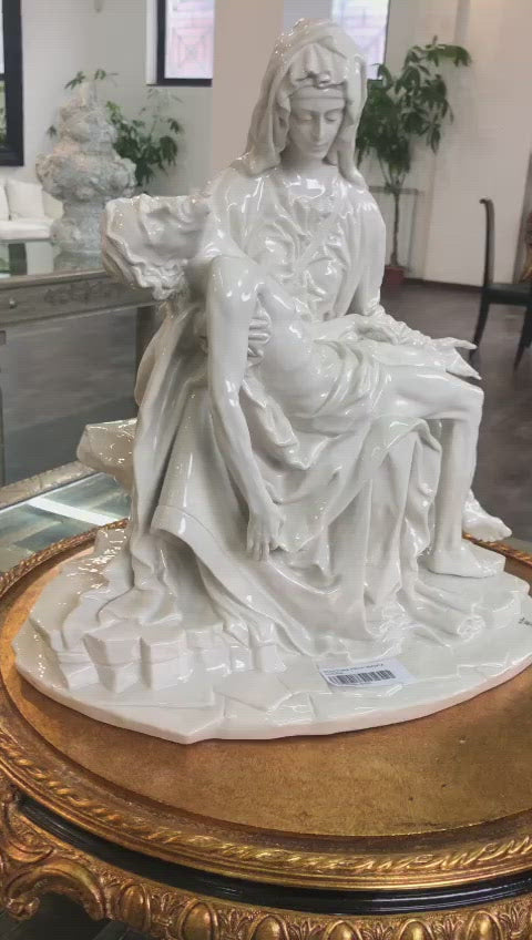 Video Scultura Pietà di Michelangelo in fine Porcellana di Capodimonte | Museum Shop Italy