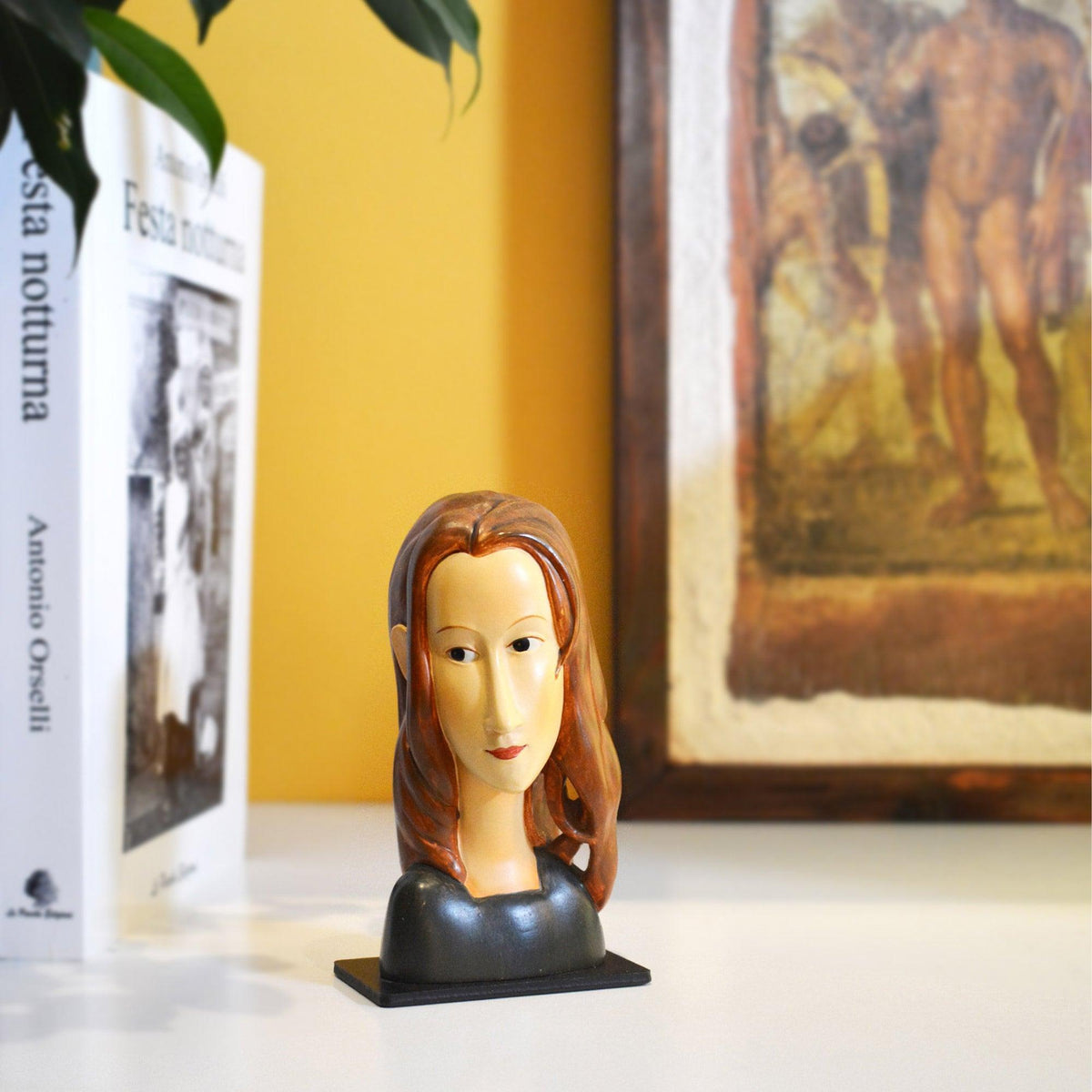 Busto di Jeanne Hébuterne da Modigliani, su un ripiano accanto a un libro