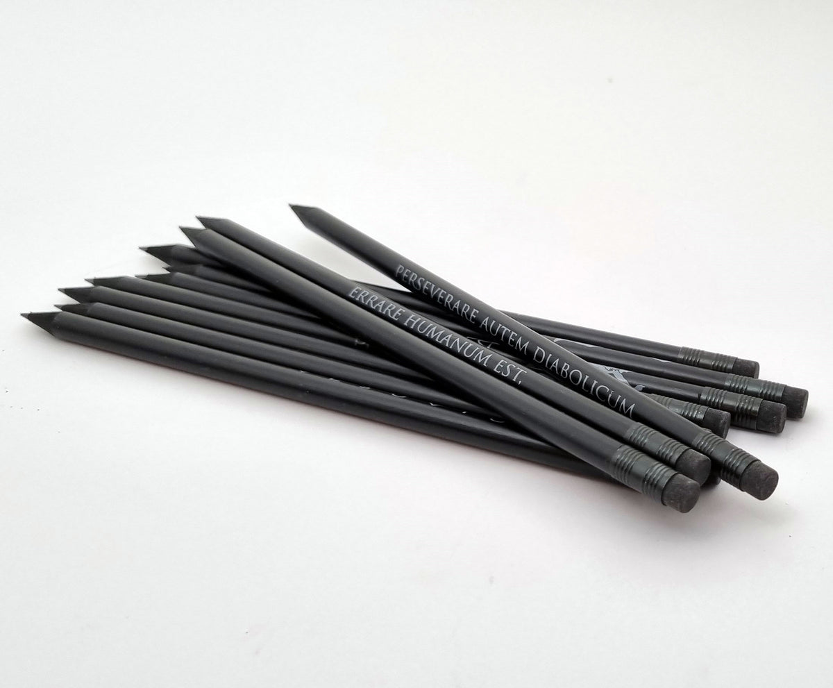 Crayon noir avec gomme décorée de phrases latines et de graphismes inspirés de Pompéi, Herculanum et de la culture italienne