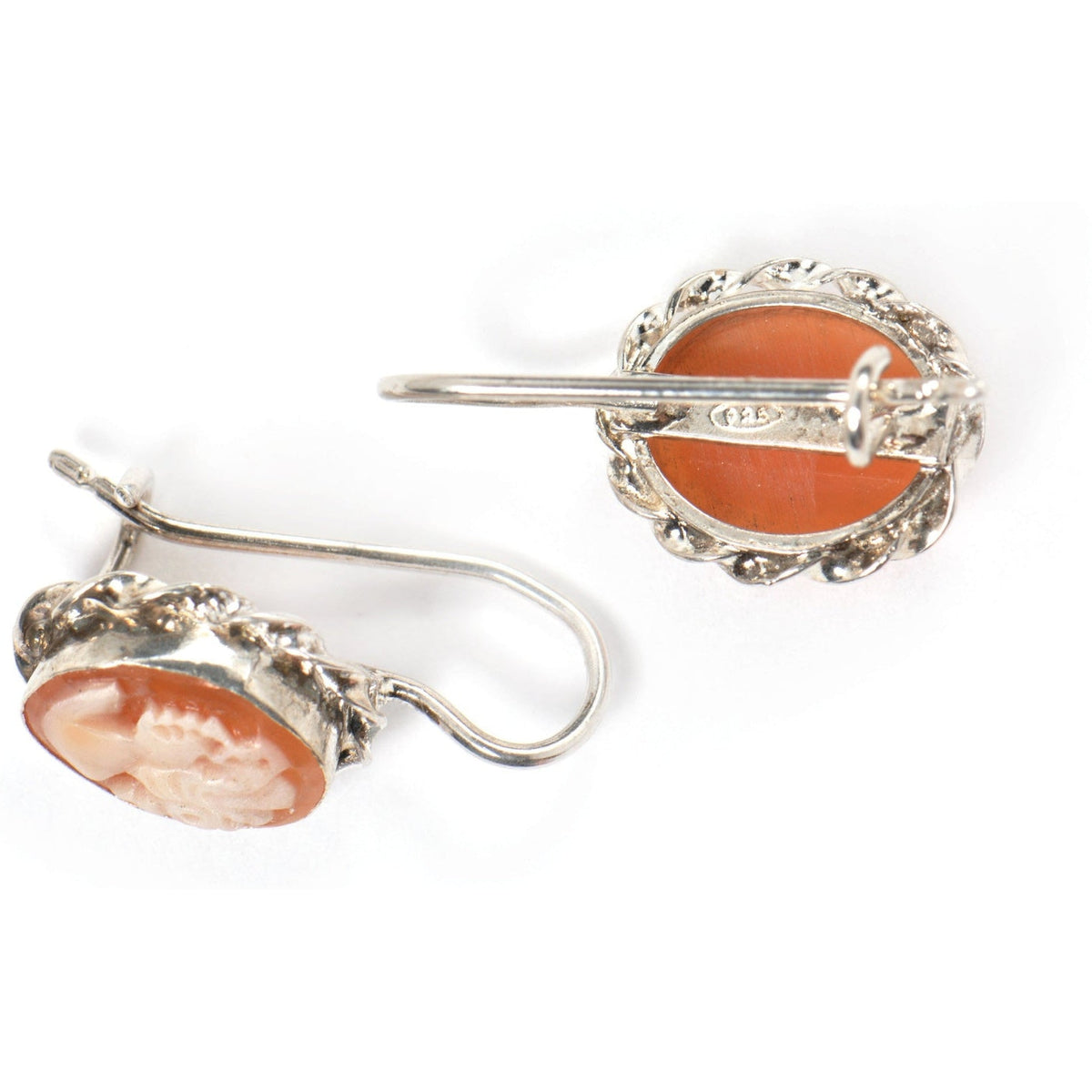 Orecchini in argento con cammei arancioni, visti dal retro e di lato con ganci visibili