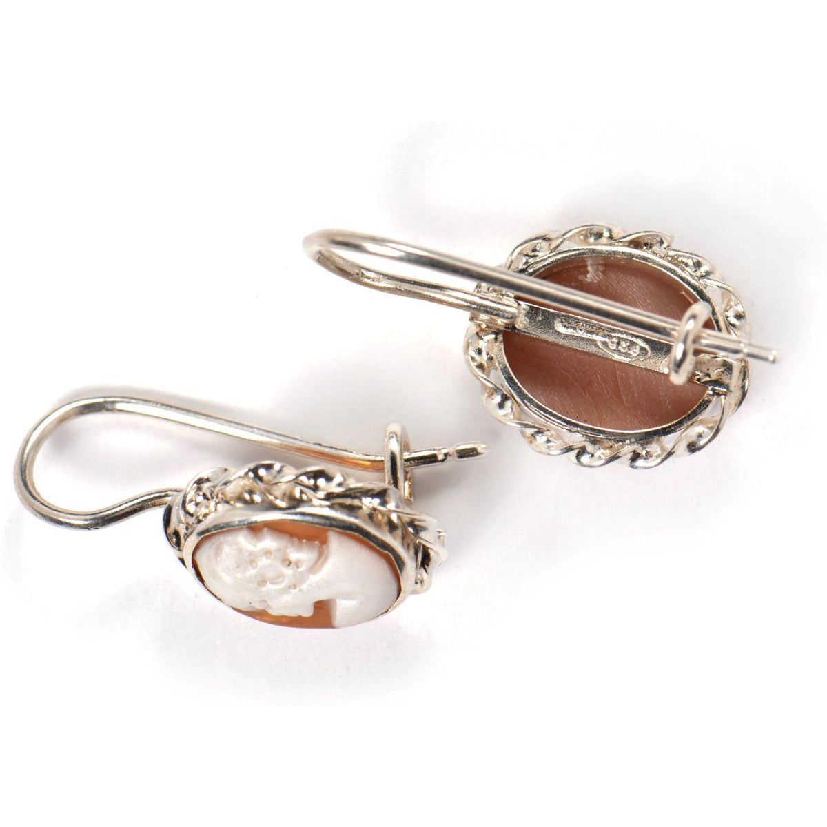Orecchini in argento con cammei marroni, visti dal retro e di lato con ganci visibili