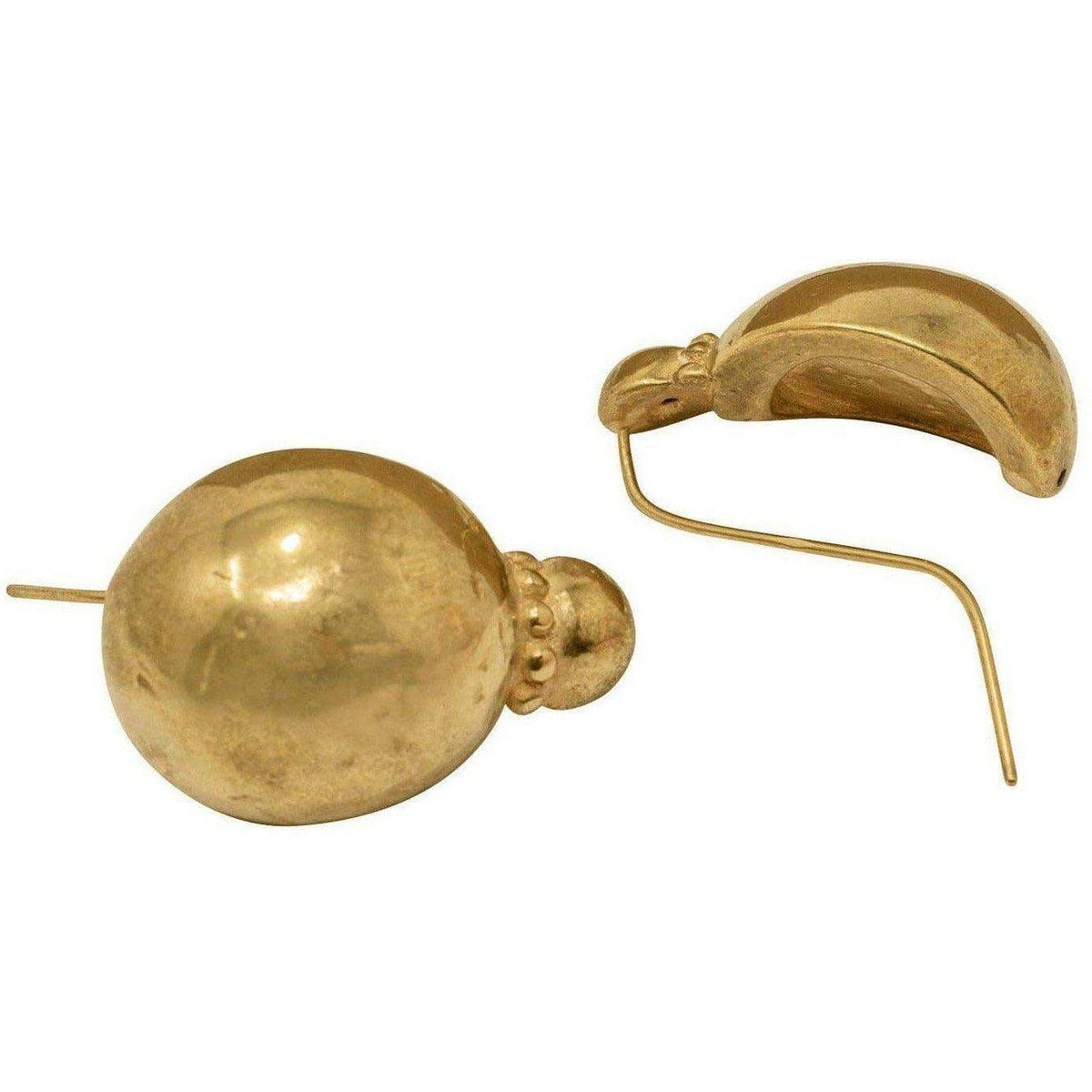 Orecchini a spicchio di sfera liscia in argento placcato oro, visti frontalmente e di lato