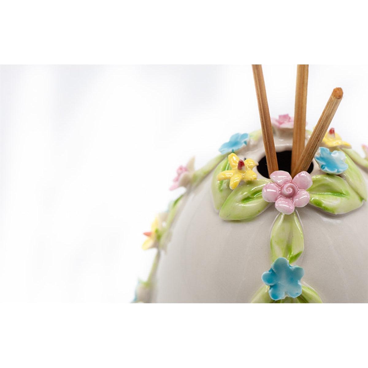 flacon de parfum avec fleurs blanches et bleues en porcelaine de Capodimonte