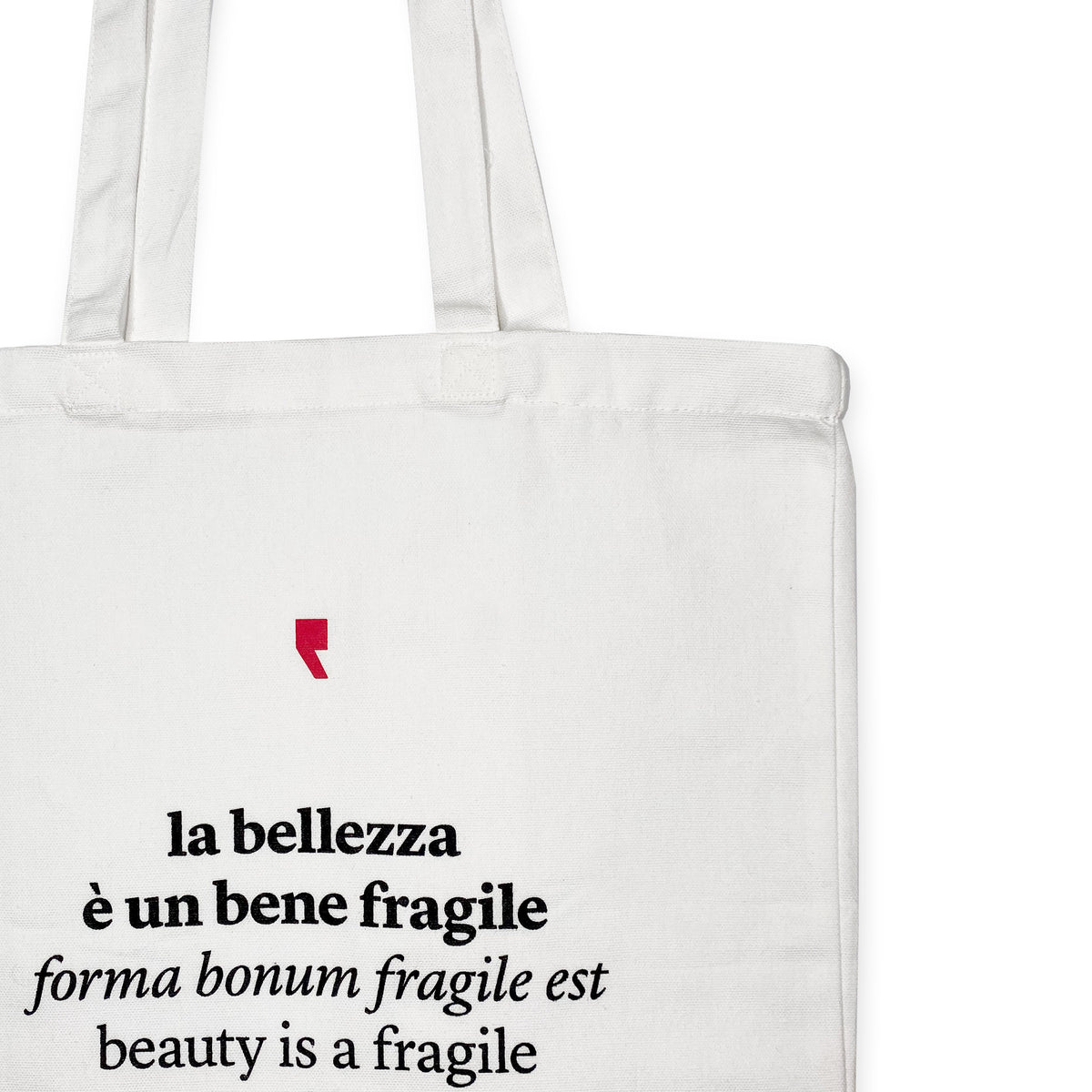 Dettaglio della citazione La bellezza è un bene fragile stampata in nero sulla shopper bianca