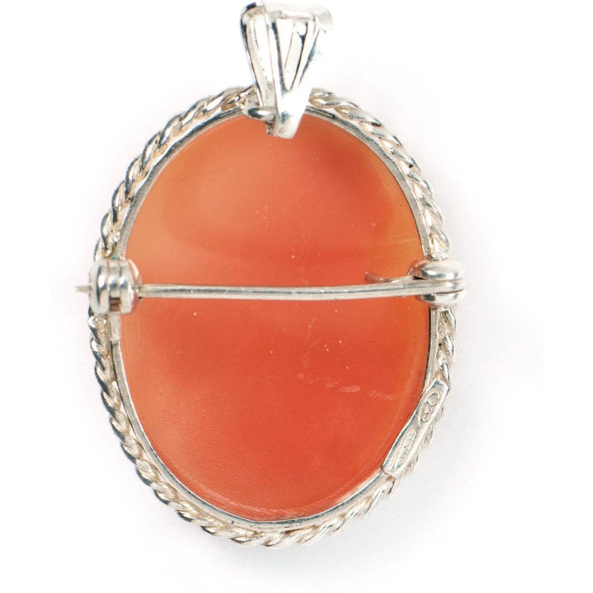 Retro della spilla piccola in argento con cammeo arancione, chiusura ad ago e passante, su fondo bianco