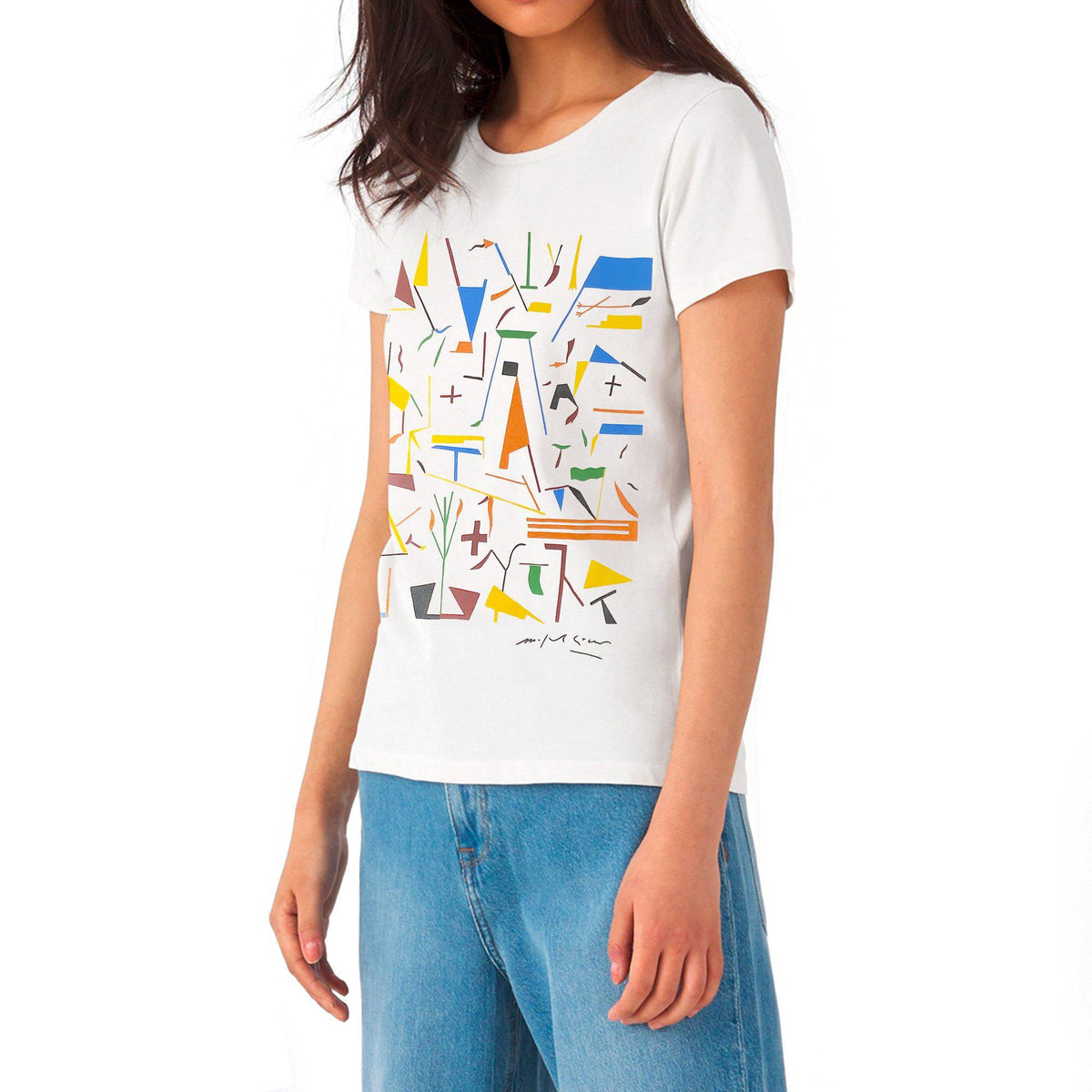 T-shirt bianca da donna con stampa multicolore di Mimmo Paladino, indossata di tre quarti su fondo bianco.